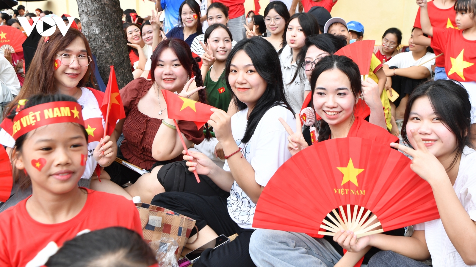 Người dân giữ chỗ trước nửa ngày để có “vị trí vàng” xem hợp luyện diễu binh A80